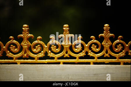 Close-up of Boundary Wall Design - balustrade peinte couleur or Banque D'Images