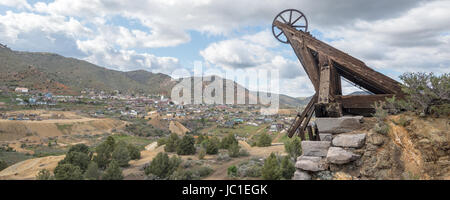 Chevalement de la mine et la combinaison la ville minière historique de Virginia City, Nevada. Banque D'Images