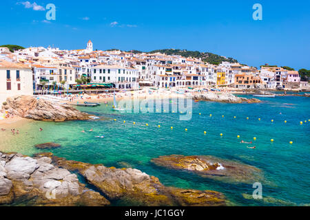 Calella de Palafrugell, village de pêcheurs traditionnel blanchi à la chaux et d'une destination de vacances et de voyage populaires sur Costa Brava, Catalogne, Espagne. Banque D'Images