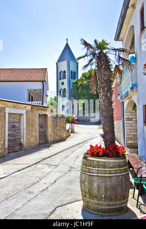 Rue de la ville dalmate de Petrcane, Croatie Banque D'Images