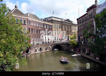 Les bateaux de plaisance sur l'Oudegracht Utrecht canal avec en arrière-plan de ville (Stadhuis) dans le centre-ville historique d'Utrecht, aux Pays-Bas. Banque D'Images