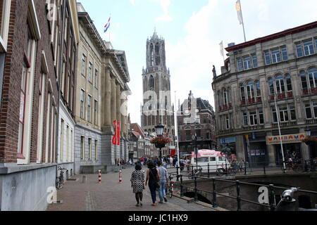 Occupé à Stadhuisbrug square avec Utrecht Hôtel de ville (Stadhuis) dans le centre historique d'Utrecht, aux Pays-Bas. En arrière-plan la tour emblématique église Dom. Banque D'Images