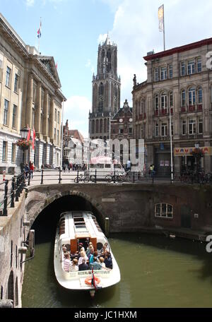 Bateau Canal passant sous occupé Stadhuisbrug square avec l'Hôtel de ville (Stadhuis) dans le centre de Utrecht, Pays-Bas. En arrière-plan Dom tour de l'Église. Banque D'Images