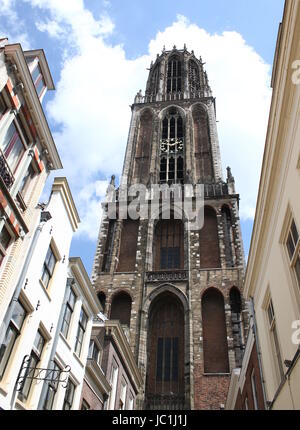 Partie supérieure de l'emblématique tour de la cathédrale médiévale (Domtoren) à Utrecht, Pays-Bas Banque D'Images