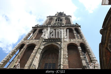 Partie supérieure de l'emblématique tour de la cathédrale médiévale (Domtoren) à Utrecht, Pays-Bas Banque D'Images