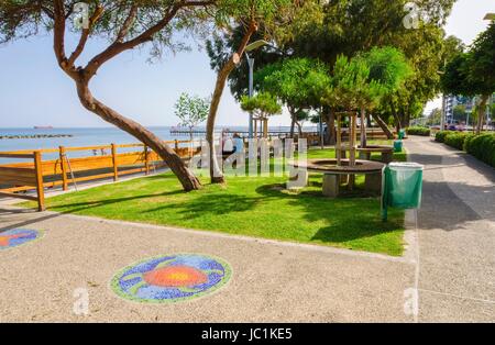 Une vue d'été de la plage dans la région de Limassol à Chypre dans Neapoli, près de l'Olympic Residence. Une vue de la mer, chemin piétonnier, d'herbe et de l'art de la mosaïque avant côtières Banque D'Images