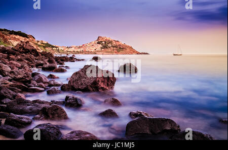 Village littoral de l'océan avec en arrière-plan au lever du soleil, Castelsardo, Sardaigne, Italie Banque D'Images