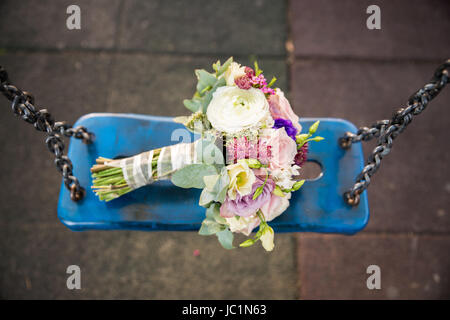 Bouquet de mariée sur les chaînes avec swing bleu Banque D'Images