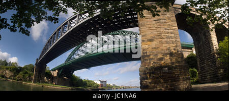 Wearmouth ponts routiers et ferroviaires sur la rivière l'usure. Sunderland Banque D'Images