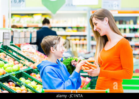 La sélection de la famille des fruits et des légumes alors que l'épicerie au supermarché Banque D'Images