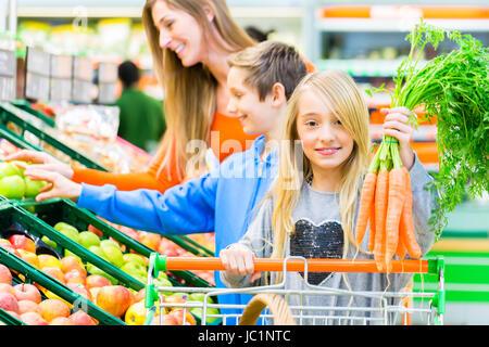 La sélection de la famille des fruits et des légumes alors que l'épicerie au supermarché Banque D'Images