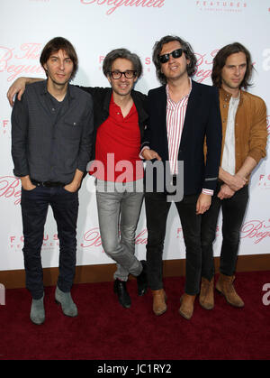 Los Angeles, Californie, USA. 12 Juin, 2017. Thomas Mars, Christian Mazzalai, Laurent Brancowitz et Deck D'arcy de Phoenix, aux États-Unis, à la première de 'trompé' au Directors Guild of America, en Californie le 12 juin 2017. Credit : Faye Sadou/MediaPunch MediaPunch Crédit : Inc/Alamy Live News Banque D'Images