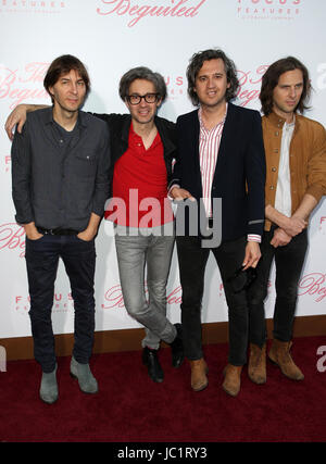 Los Angeles, Californie, USA. 12 Juin, 2017. Thomas Mars, Christian Mazzalai, Laurent Brancowitz et Deck D'arcy de Phoenix, aux États-Unis, à la première de 'trompé' au Directors Guild of America, en Californie le 12 juin 2017. Credit : Faye Sadou/MediaPunch MediaPunch Crédit : Inc/Alamy Live News Banque D'Images