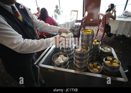 La ville de Panama. 12 Juin, 2017. Photo prise le 13 mai 2015 montre une organisation de contenants alimentaires à la licorne d'or restaurant chinois à Panama City, capitale du Panama. Le Président panaméen Juan Carlos Varela a annoncé le 12 juin 2017 dans un discours télévisé, que la République du Panama et de la République populaire de Chine ont établi des relations diplomatiques. Credit : Mauricio Valenzuela/Xinhua/Alamy Live News Banque D'Images