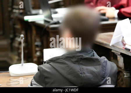 Hambourg, Allemagne. 13 Juin, 2017. L'un des trois accusés, Mohamed A., est assis dans la cour régionale lors de l'ouverture du procès contre trois personnes soupçonnées d'être membres de l'ISIS à Hambourg, Allemagne, 13 juin 2017. Les Syriens sont soupçonnés d'avoir voyagé à l'Allemagne avec de faux documents par ordre de la milice de la terreur. Ils ont été arrêtés en septembre 2016 à un accueil des réfugiés dans la région de Schleswig-Holstein. Photo : Bodo Marks/apd extérieure/dpa/Alamy Live News Banque D'Images