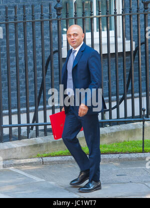 Londres, Royaume-Uni. 13 Juin, 2017. Secrétaire d'État pour les communautés et le Gouvernement Local Sajid Javid arrive à Downing Street. Premier ministre accueille leader du DUP pour des discussions, qu'il cherche à négocier un accord pour la prise en charge d'un Unioniste gouvernement minoritaire conservateur. Theresa May a annoncé à la suite de l'élection générale de la semaine dernière qu'elle serait en cherchant à former un gouvernement aux côtés de la DUP après que le parti conservateur n'a pas réussi à gagner la majorité des sièges à la Chambre des communes. Crédit : Michael Tubi/Alamy Live News Banque D'Images