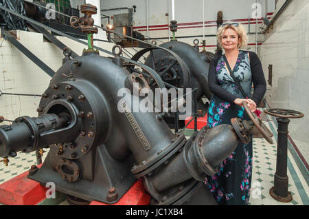 Alicja Kuberka de Pologne se tient entre les pompes à grand prix de la machine dans son ancienne maison près de la rivière Oder à Francfort/Oder, Allemagne, 12 juin 2017. Ailcja Kuberka est un restaurateur de bois de Varsovie et est propriétaire du bâtiment de Frankfurt/Oder. Les 42 ans, sur les plans de la chambre de pompe tournant historique dans un logement pour cyclotouristes à la piste cyclable d'Oder-Neisse, qui mène directement devant le bâtiment. Photo : Patrick Pleul/dpa-Zentralbild/ZB Banque D'Images