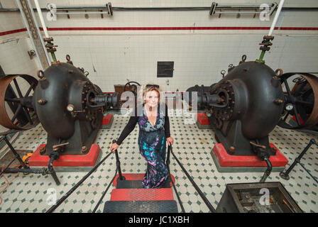 Alicja Kuberka de Pologne se tient entre les pompes à grand prix de la machine dans son ancienne maison près de la rivière Oder à Francfort/Oder, Allemagne, 12 juin 2017. Ailcja Kuberka est un restaurateur de bois de Varsovie et est propriétaire du bâtiment de Frankfurt/Oder. Les 42 ans, sur les plans de la chambre de pompe tournant historique dans un logement pour cyclotouristes à la piste cyclable d'Oder-Neisse, qui mène directement devant le bâtiment. Photo : Patrick Pleul/dpa-Zentralbild/ZB Banque D'Images