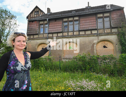 Alicja Kuberka de Pologne se trouve en face de son ancienne maison près de la rivière Oder à Francfort/Oder, Allemagne, 12 juin 2017. Ailcja Kuberka est un restaurateur de bois de Varsovie et est propriétaire du bâtiment de Frankfurt/Oder. Les 42 ans, sur les plans de la chambre de pompe tournant historique dans un logement pour cyclotouristes à la piste cyclable d'Oder-Neisse, qui mène directement devant le bâtiment. Photo : Patrick Pleul/dpa-Zentralbild/ZB Banque D'Images