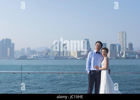 Hong Kong, Chine. 28 mai, 2017. Un couple de poser pour des photos à Hong Kong, Chine du sud, le 28 mai 2017. Hong Kong est couronnée comme la capitale de la mode de l'Asie et a une grande influence sur la tendance de la mode internationale. Credit : Liu Yun/Xinhua/Alamy Live News Banque D'Images