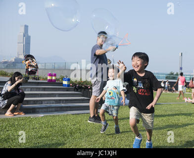 Hong Kong, Chine. 28 mai, 2017. Les enfants jouent sur la prairie à Hong Kong, Chine du sud, le 28 mai 2017. Hong Kong est couronnée comme la capitale de la mode de l'Asie et a une grande influence sur la tendance de la mode internationale. Credit : Liu Yun/Xinhua/Alamy Live News Banque D'Images