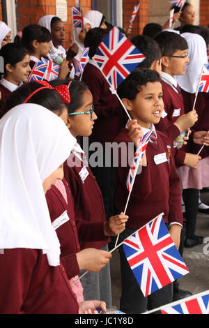 UK. 13 Juin, 2017. Les enfants de l'école primaire islamique Iqra attendre d'accueillir Sa Majesté la Reine, accompagnée du duc d'Édimbourg, en arrivant à la gare de Slough pour marquer le 175e anniversaire du premier voyage en train effectué par un monarque britannique en prenant un Great Western Railway à la gare de Paddington à Londres. Date de la photo : le mardi 13 juin 2017. Credit : Roger Garfield/Alamy Live News Banque D'Images