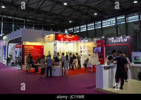 Shanghai, Chine. 13 Juin, 2017. Personnes participent à la National Association of Broadcasters (NAB) Show à Shanghai, la Chine orientale, le 13 juin 2017. Comme l'une des activités de la 2017 Shanghai International Film and TV Festival, le NAB Show Shanghai a attiré plus de 150 entreprises. Crédit : Du Xiaoyi/Xinhua/Alamy Live News Banque D'Images