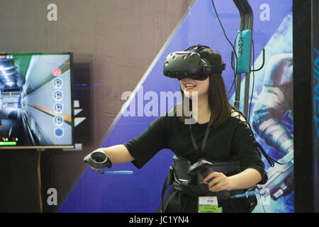 Shanghai, Chine. 13 Juin, 2017. Un visiteur tente une Réalité Virtuelle (RV) jeu à la National Association of Broadcasters (NAB) Show à Shanghai, la Chine orientale, le 13 juin 2017. Comme l'une des activités de la 2017 Shanghai International Film and TV Festival, le NAB Show Shanghai a attiré plus de 150 entreprises. Crédit : Du Xiaoyi/Xinhua/Alamy Live News Banque D'Images