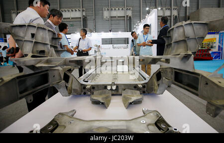 (170613) -- SHANGHAI, 13 juin 2017 (Xinhua) -- Le profilé en aluminium pour une voiture électrique est affiché durant la 15e China International Casting Expo de Shanghai, la Chine orientale, le 13 juin 2017. L'expo a commencé le mardi et a attiré plus de 1300 exposants. (Xinhua/Fang Zhe) (ZHS) Banque D'Images