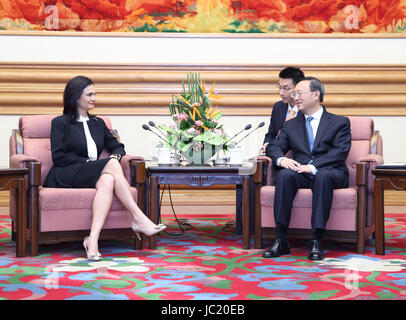 (170613) -- BEIJING, 13 juin 2017 (Xinhua) -- Le conseiller d'Etat chinois Yang Jiechi rencontre avec Isabel de Saint Malo de Alvarado, vice-président du Panama et le ministre des affaires étrangères, à Beijing, capitale de Chine, le 13 juin 2017. (Xinhua/Wang Ye) (wyl) Banque D'Images