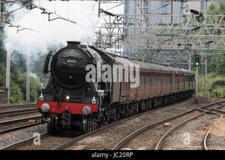 Rugeley, Staffordshire, Royaume-Uni. 13 Jun, 2017. Conserves de British Rail A3 Pacific locomotive à vapeur "Flying Scotsman" passe à travers la vallée de Trent Cotia, les Cathédrales de la station de chemin de fer Express la location de Londres Victoria à Chester, le 13 juin 2017. La locomotive est généralement considéré comme le plus célèbre moteur à vapeur dans le monde, après avoir été la première locomotive à vapeur pour atteindre 100mph officiellement. Crédit : Richard Holmes/Alamy Live News Banque D'Images