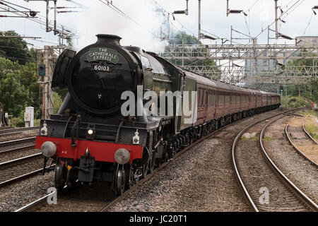 Rugeley, Staffordshire, Royaume-Uni. 13 Jun, 2017. Conserves de British Rail A3 Pacific locomotive à vapeur "Flying Scotsman" passe à travers la vallée de Trent Cotia, les Cathédrales de la station de chemin de fer Express la location de Londres Victoria à Chester, le 13 juin 2017. La locomotive est généralement considéré comme le plus célèbre moteur à vapeur dans le monde, après avoir été la première locomotive à vapeur pour atteindre 100mph officiellement. Crédit : Richard Holmes/Alamy Live News Banque D'Images