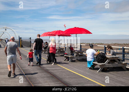 Southport Pier Walkers, Merseyside, Royaume-Uni. 13 juin 2017. Vous pouvez vous asseoir et vous lever à l'ombre lorsque le soleil se brise dans le centre de villégiature du nord-ouest. Promenades en bord de mer sur la jetée faites une promenade le long de la longue jetée de fer en Angleterre et profitez du soleil de l'après-midi. Banque D'Images