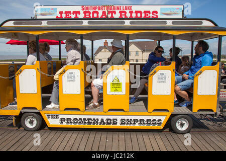 Southport, Merseyside, Royaume-Uni. Météo britannique. 13 juin 2017. Le soleil se brise dans le centre de villégiature nord-ouest alors que les poussettes se promenent le long de la jetée de fer la plus longue d'Angleterre et profitent du soleil de l'après-midi. Crédit; MediaWorldImages/AlamyLiveNews. Banque D'Images