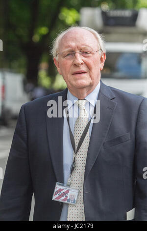 London UK. 13 juin 2017. Neil Kinnock, qui a servi comme chef du parti du travail à partir de 1983-1992 jusqu'à sa défaite dans l'élection générale de 1992 et plus tard en tant que Commissaire européen à Bruxelles, c'est vu dans Westminster après l'élection générale Crédit : amer ghazzal/Alamy Live News Banque D'Images