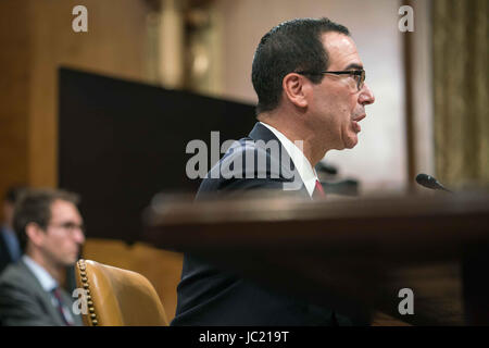 Washington, USA. 13 Jun, 2017. Secrétaire du Trésor Steven Mnuchin témoigne devant le Comité du budget du Sénat d'examiner le projet de budget pour l'exercice 2018 et demande des propositions de recettes. Credit : ZUMA Press, Inc./Alamy Live News Banque D'Images