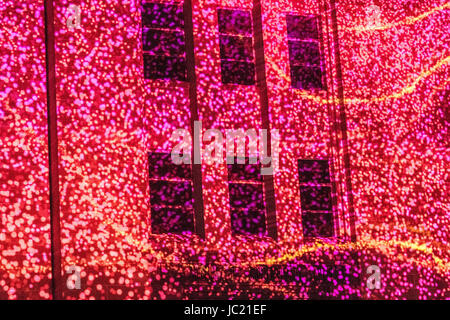 Sydney, Australie. 13 Juin, 2017. Vivid Sydney Festival Lumière le 13 juin. La vive lumière Sydney festival se déroulera du 26 mai au 17 juin et est l'un des plus grands festivals du genre dans le monde. Sur la photo est la lumière installation 'Vibrations organiques' projetée sur le musée d'art contemporain de l'Australie (MCA). Credit : mjmediabox/Alamy Live News Banque D'Images