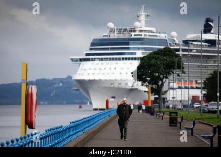 Greenock, UK. 13 juin 2017. Mais jour gris doux sur le Firth of Clyde à accueillir les navires de croisière Celebrity Eclipse. Credit : ALAN OLIVER/Alamy Live News Banque D'Images