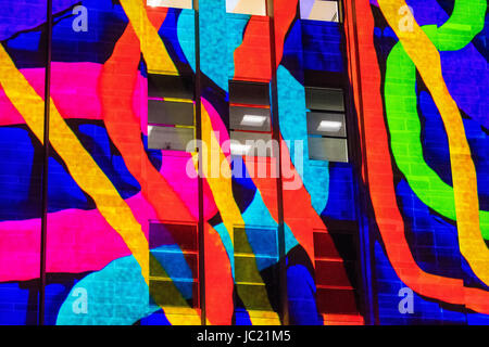 Sydney, Australie. 13 Juin, 2017. Vivid Sydney Festival Lumière le 13 juin. La vive lumière Sydney festival se déroulera du 26 mai au 17 juin et est l'un des plus grands festivals du genre dans le monde. Sur la photo est la lumière installation 'Vibrations organiques' projetée sur le musée d'art contemporain de l'Australie (MCA). Credit : mjmediabox/Alamy Live News Banque D'Images