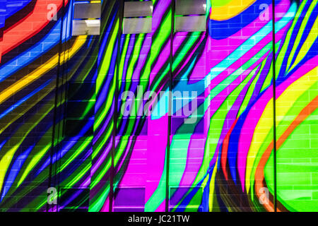 Sydney, Australie. 13 Juin, 2017. Vivid Sydney Festival Lumière le 13 juin. La vive lumière Sydney festival se déroulera du 26 mai au 17 juin et est l'un des plus grands festivals du genre dans le monde. Sur la photo est la lumière installation 'Vibrations organiques' projetée sur le musée d'art contemporain de l'Australie (MCA). Credit : mjmediabox/Alamy Live News Banque D'Images