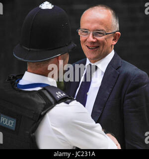 Londres, Royaume-Uni. 13 Juin, 2017. Commissaire adjoint de la Police métropolitaine, Mark Rowley, chef du National Counterterrorism police, parle à un policier à l'extérieur numéro 10 Downing Street. Crédit : Stephen Chung/Alamy Live News Banque D'Images