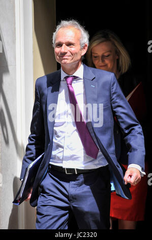 Londres, Royaume-Uni. 13 Juin, 2017. David Lidington MP, Lord chancelier et secrétaire d'Etat à la justice, suivi par Liz Truss, député, secrétaire en chef au Trésor, numéro 10 Downing Street après avoir assisté à une réunion du Cabinet du Premier Ministre avant la réunion mai Theresa Parti unioniste démocratique chef Arlene Foster. Crédit : Stephen Chung/Alamy Live News Banque D'Images