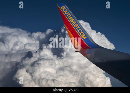 Denver, CO, USA. 11 Juin, 2017. 11 juin 2017 - Denver, Colorado, États-Unis - Une approche 737 Southwest Airlines vole au-dessus des nuages orageux les Rocheuses près de Denver, Colorado. Credit : KC Alfred/ZUMA/Alamy Fil Live News Banque D'Images