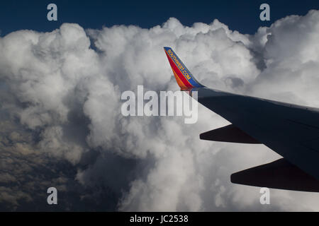 Denver, CO, USA. 11 Juin, 2017. 11 juin 2017 - Denver, Colorado, États-Unis - Une approche 737 Southwest Airlines vole au-dessus des nuages orageux les Rocheuses près de Denver, Colorado. Credit : KC Alfred/ZUMA/Alamy Fil Live News Banque D'Images