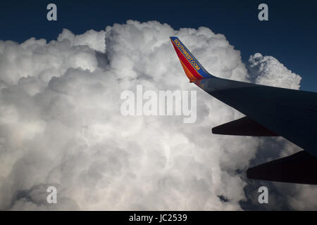 Denver, CO, USA. 11 Juin, 2017. 11 juin 2017 - Denver, Colorado, États-Unis - Une approche 737 Southwest Airlines vole au-dessus des nuages orageux les Rocheuses près de Denver, Colorado. Credit : KC Alfred/ZUMA/Alamy Fil Live News Banque D'Images