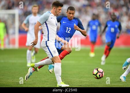 (170614) -- SAINT-DENIS, le 14 juin 2017 (Xinhua) -- Kylian MBappe (R) de la France est en concurrence avec John Stones (L) de l'Angleterre durant la match amical entre la France et l'Angleterre au Stade de France à Saint-Denis, France le 13 juin 2017. La France a gagné l'Angleterre avec 3-2. (Xinhua/David Niviere) Banque D'Images