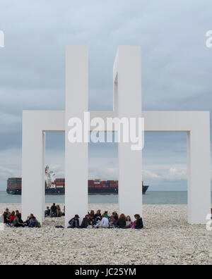 Le Havre, France. 30 mai, 2017. La sculpture en béton 'Up# 3' par S. Lang et D. Baumann peut être vu à la plage dans le Havre, France, le 30 mai 2017. Photo : Sabine Glaubitz/dpa/Alamy Live News Banque D'Images