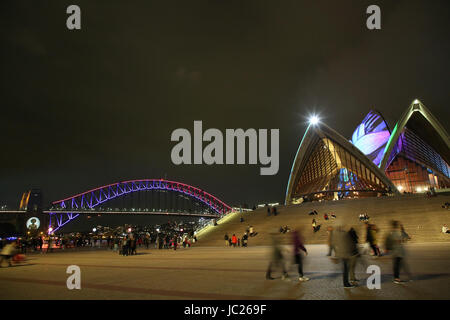 Sydney, Australie. 13 Juin, 2017. Vivid Sydney se tiendra du 26 mai au 17 juin. Sur la photo : Sydney Harbour Bridge et Sydney Opera House. Crédit : Richard Milnes/Alamy Live News Banque D'Images
