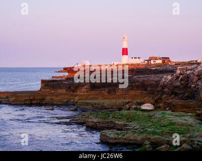 Portland Bill, Dorset, UK. 14 juin 2017. Un calme clair lever du soleil à Portland Bill sur un jour où les anticyclones sont attendus de 27°C. Credit : DTNews/Alamy Live News Banque D'Images