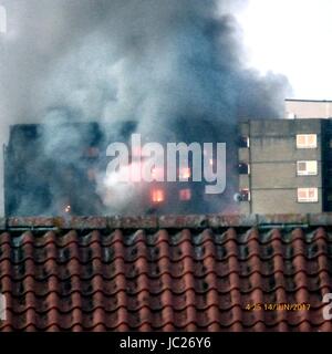 Londres, Royaume-Uni. 14 Juin, 2017. Cris entendus en tant que grand incendie résidentiel engloutit Tour West London Crédit : Kevin Ryan/Alamy Live News Banque D'Images